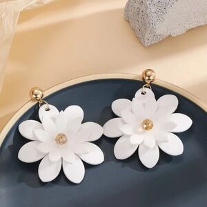 🌺 Lovely 3D Floral Flower Stud Earrings 🌹